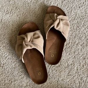 LIKE NEW bow tie suede slides